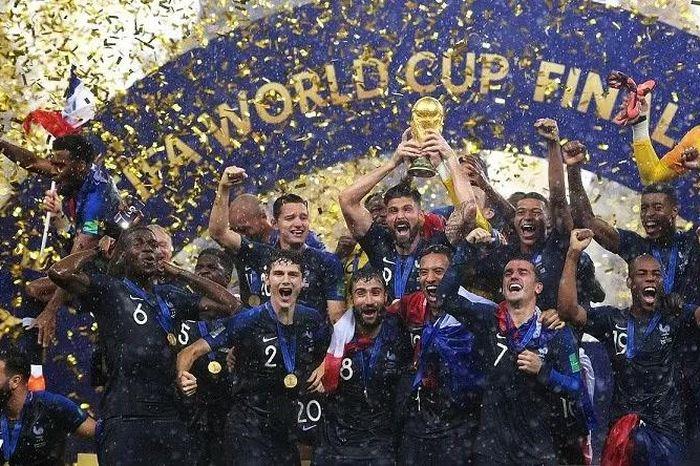 Khoảnh khắc lịch sử khi các cầu thủ AC Milan ăn mừng chức vô địch UEFA Champions League, biểu tượng cho sự thành công của các CLB Italia.