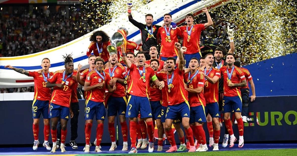 Chân dung Álvaro Morata đầy tự hào khoác áo đội tuyển quốc gia Tây Ban Nha trong hành trình chinh phục các giải đấu bóng đá châu Âu và thế giới.