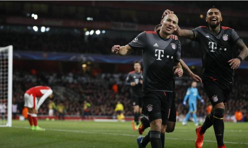 Cảnh tượng thất vọng của các cầu thủ Arsenal sau khi nhận bàn thua trong trận lượt về thua lịch sử 1-5 trước Bayern Munich tại Champions League
