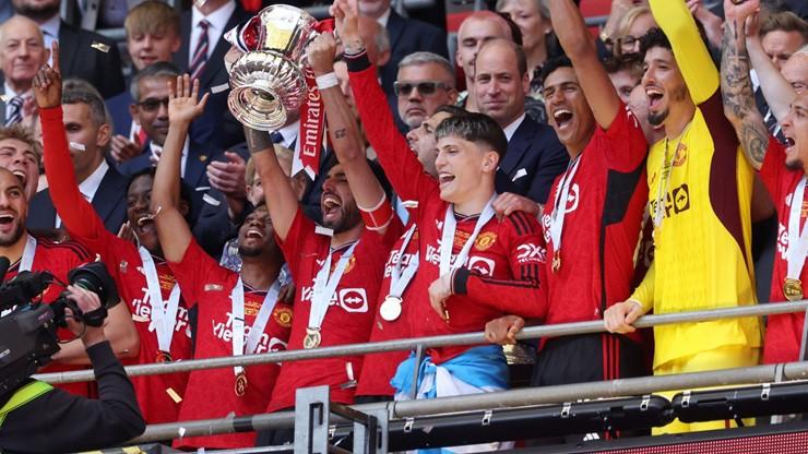 Arsenal ăn mừng chức vô địch FA Cup 2005 sau khi đánh bại Manchester United trên chấm luân lưu