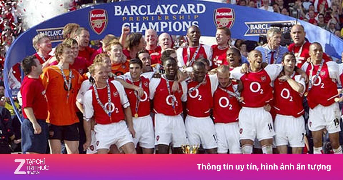 Arsène Wenger nâng cao chiếc cúp Premier League cùng các cầu thủ Arsenal trong lễ ăn mừng chức vô địch