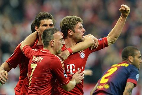 Các cầu thủ Bayern Munich ăn mừng cuồng nhiệt bàn thắng trong chiến thắng lịch sử 4-0 trước Barcelona tại Champions League 2013.
