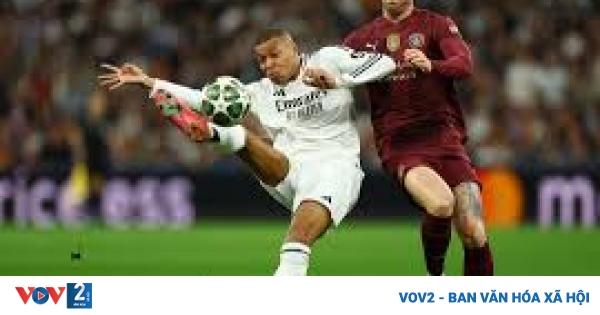 Tiền đạo Karim Benzema của Real Madrid ăn mừng bàn thắng vào lưới PSG trong trận lượt về vòng 1/8 Champions League 2022 tại Bernabeu.