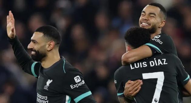 Bộ ba tấn công huyền thoại Mohamed Salah Sadio Mane Roberto Firmino của Liverpool ăn mừng bàn thắng cùng nhau