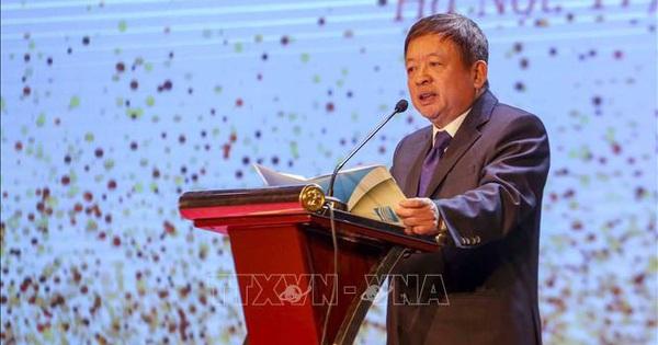 Hình ảnh mô tả các vị trí tài trợ khác nhau trên áo đấu, trang phục tập luyện và sân vận động của một CLB bóng đá Anh