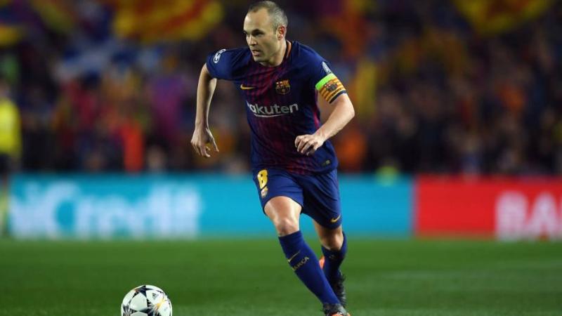 Hình ảnh Carles Puyol ăn mừng chiến thắng, nâng cao chiếc cúp UEFA Champions League danh giá cùng Barcelona, minh chứng cho sự nghiệp đỉnh cao của anh