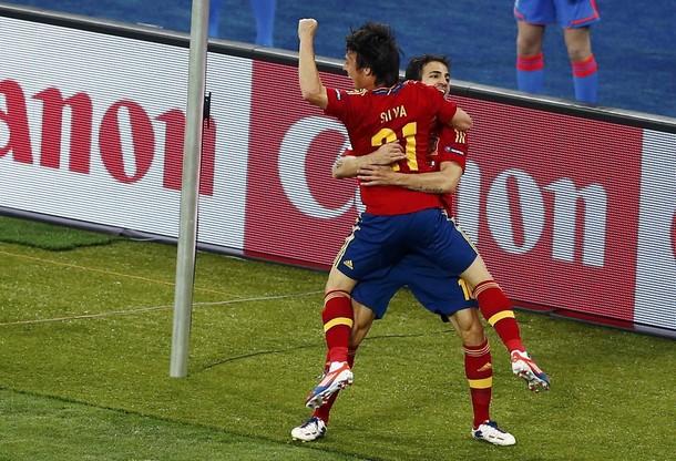 Thủ môn Iker Casillas của Tây Ban Nha cản phá thành công quả penalty của Paraguay trong trận tứ kết World Cup 2010 đầy kịch tính.