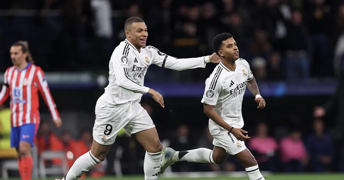 Các cầu thủ Atletico Madrid thể hiện tinh thần đồng đội và quyết tâm cao độ sau một pha bóng thành công trên sân