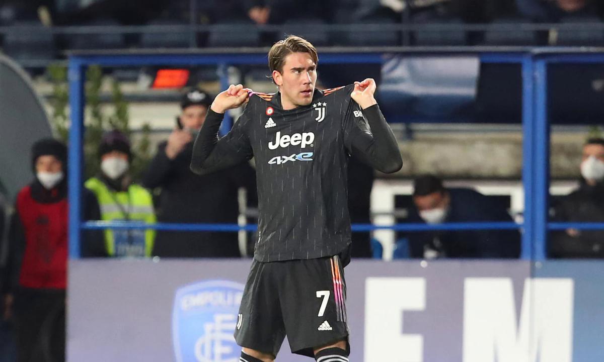 Tiền đạo chủ lực của Juventus Dusan Vlahovic đang đi bóng trước sự truy cản của hậu vệ Lazio trong trận cầu đỉnh cao