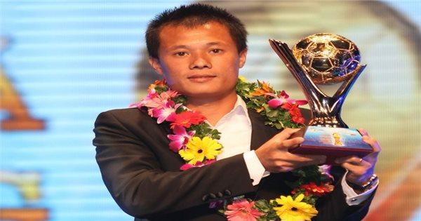 Một cầu thủ trẻ tài năng người Pháp đang đi bóng kỹ thuật trong một trận đấu quốc tế cấp câu lạc bộ