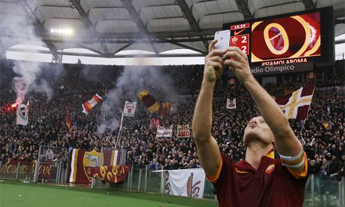 Niềm vui vỡ òa của các cầu thủ Roma sau khi ghi bàn vào lưới Juventus trong trận đấu Serie A kịch tính và hấp dẫn