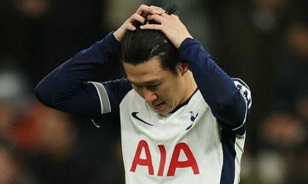 Hình ảnh các cầu thủ Tottenham Hotspur tỏ rõ sự thất vọng sau một trận thua quan trọng ở Ngoại hạng Anh