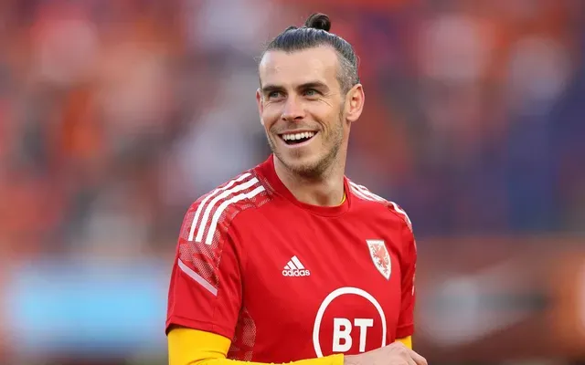Khoảnh khắc một cầu thủ trẻ trưởng thành từ học viện La Liga ra mắt đội một, biểu tượng cho sự thành công của hệ thống đào tạo cầu thủ.