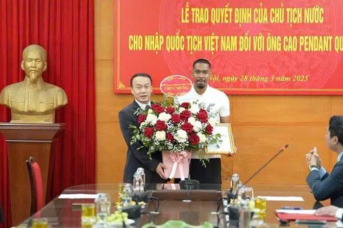 Một cầu thủ trẻ tài năng ăn mừng bàn thắng trong một trận đấu tại Ligue 1, thể hiện niềm vui và sức trẻ mãnh liệt