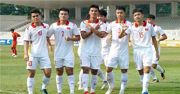 Một cầu thủ trẻ đầy triển vọng của Pháp đang thi đấu trong trận ra mắt tại giải Ligue 1, thể hiện sự tin tưởng vào lứa trẻ.