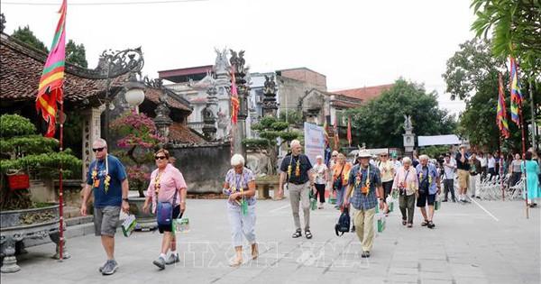 Một cầu thủ trẻ triển vọng đang đi bóng kỹ thuật trong trận đấu tại Bundesliga, giải đấu ươm mầm tài năng hàng đầu
