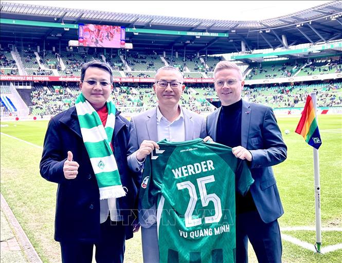 Một cầu thủ trẻ tài năng của Bundesliga đang nỗ lực thể hiện mình trong trận giao hữu trước mùa giải mới.