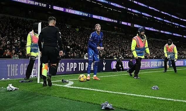 Các cổ động viên Tottenham Hotspur cuồng nhiệt cổ vũ đội nhà trên khán đài sân vận động mới, thể hiện lòng trung thành bất chấp thiếu danh hiệu