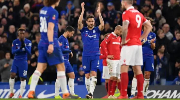 Cesc Fàbregas trong màu áo Chelsea nâng cao chức vô địch Premier League, một trong những tiền vệ Tây Ban Nha xuất sắc nhất lịch sử giải đấu