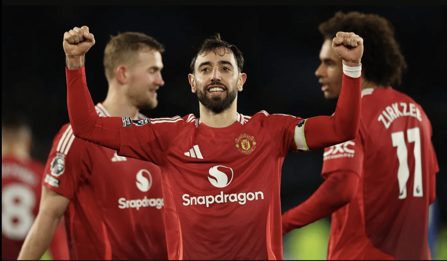 Hình ảnh cận cảnh chiếc cúp bạc Champions League danh giá, biểu tượng cho tham vọng chinh phục đỉnh cao châu Âu của PSG.