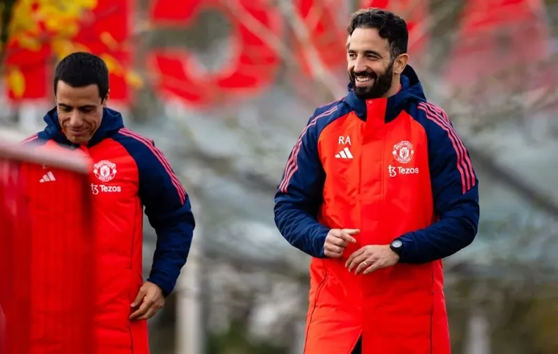 Hình ảnh một cầu thủ quốc tế ký hợp đồng với một CLB Premier League, bắt tay với HLV và giám đốc thể thao