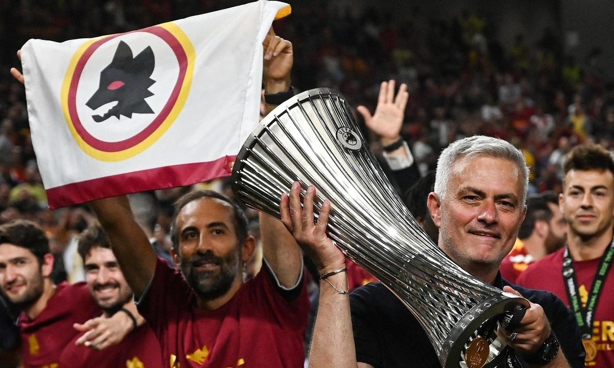 Hình ảnh các cầu thủ Inter Milan, Roma nâng cúp hoặc thi đấu thành công tại Champions League, Europa League, Conference League, minh chứng sức mạnh Serie A.