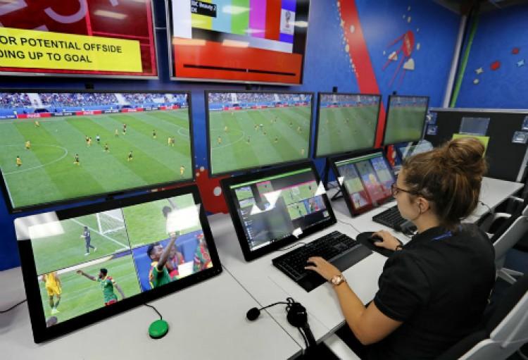 Hình ảnh từ phòng điều hành VAR cho thấy các trọng tài đang phân tích tình huống ghi bàn tại Bundesliga trên nhiều màn hình