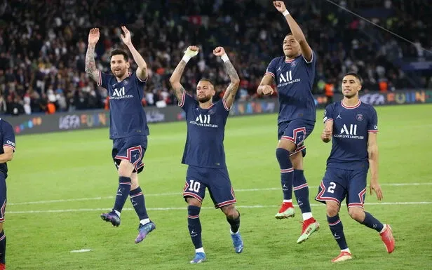 Pha tranh chấp bóng quyết liệt ở khu vực giữa sân trong trận đấu giữa PSG và Lyon tại Ligue 1
