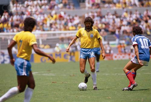 Khoảnh khắc kịch tính trong trận tứ kết kinh điển giữa Pháp và Brazil tại World Cup 1986, một trận đấu đi vào lịch sử bóng đá