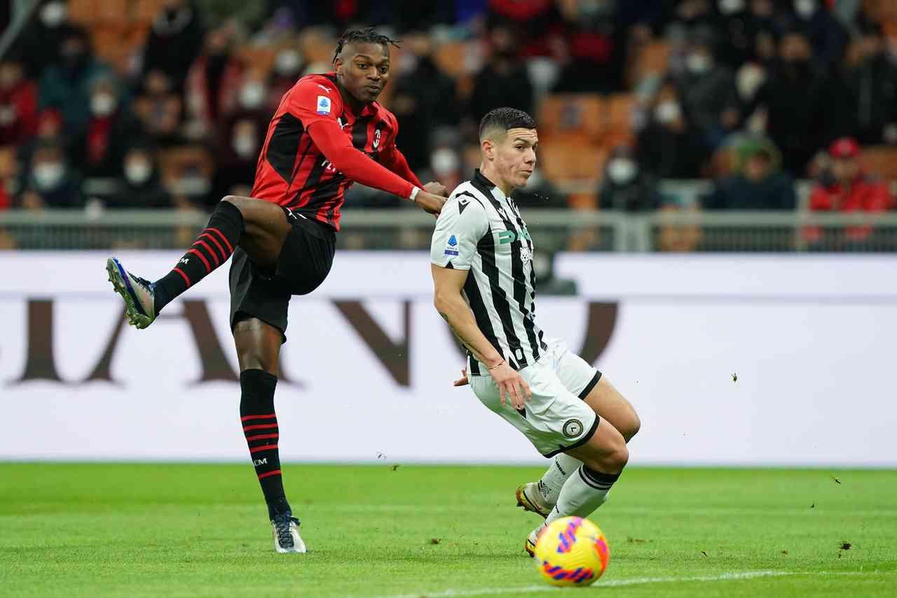 Các cầu thủ trẻ tài năng như Rafael Leão và Theo Hernández ăn mừng bàn thắng cho AC Milan, biểu tượng cho thành công tương lai tại Serie A.