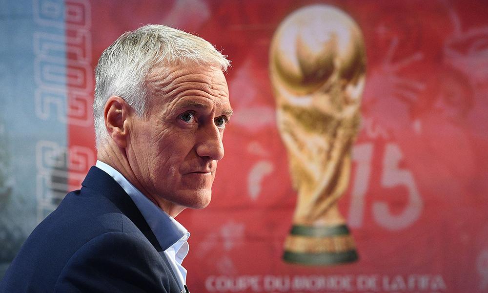 Huấn luyện viên Didier Deschamps nâng cao chiếc cúp vàng World Cup 2018, khẳng định vị thế của các nhà cầm quân Pháp trên đấu trường thế giới.