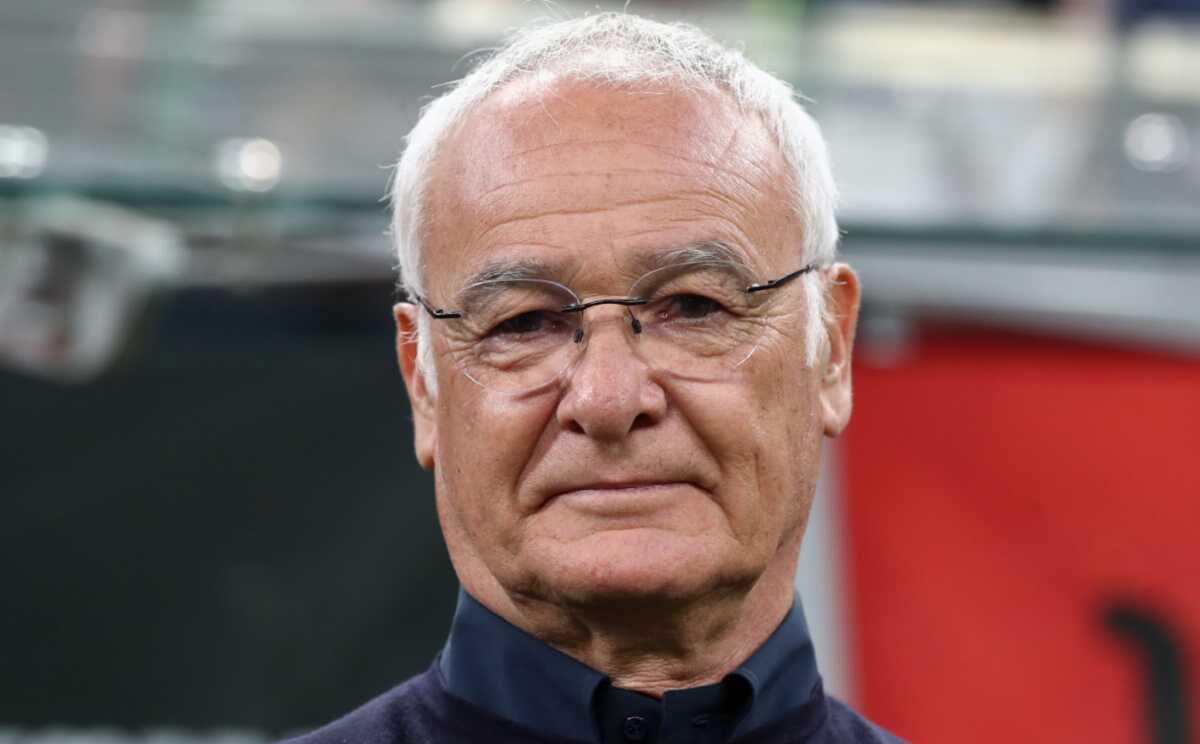 Pha tranh chấp bóng căng thẳng giữa cầu thủ Juventus và Napoli trong trận lượt về Serie A 2021-2022 tại Turin.