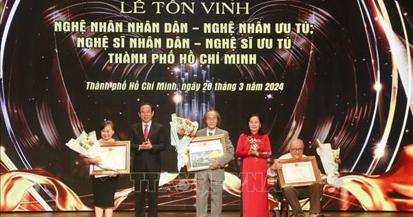 Một sân vận động Ligue 1 sôi động vào ngày thi đấu, với người hâm mộ, bảng quảng cáo nhà tài trợ, và cửa hàng lưu niệm, minh họa các nguồn thu đa dạng.