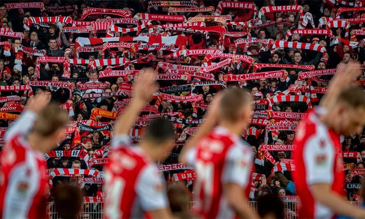 Các cầu thủ Union Berlin ăn mừng cuồng nhiệt sau bàn thắng, thể hiện tinh thần tập thể mạnh mẽ giúp họ thành công bất ngờ tại Bundesliga.