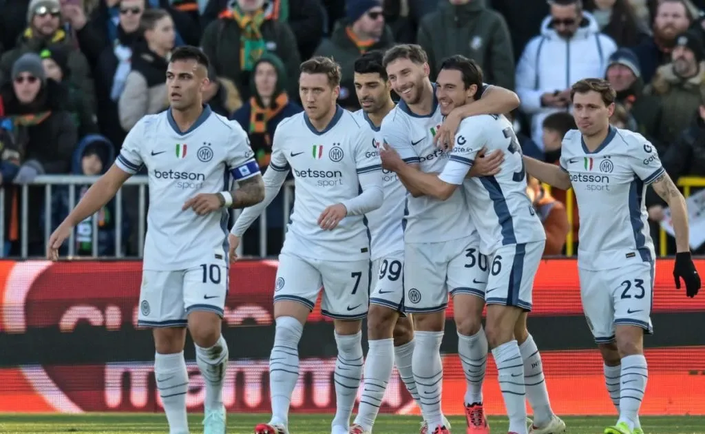 Hình ảnh đội hình Inter Milan ăn mừng chiến thắng thể hiện sự thay đổi và thành công dưới thời Simone Inzaghi