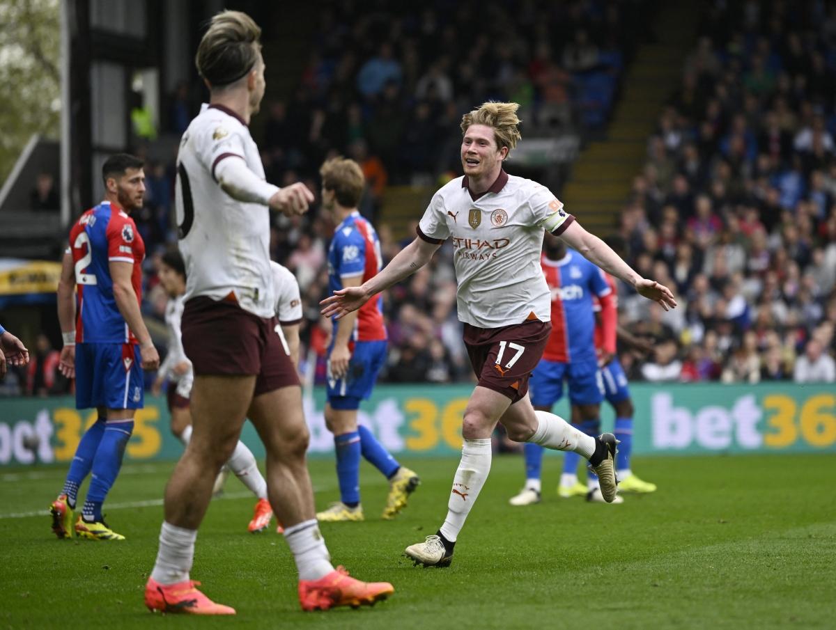 Đội hình Man City mùa giải 2023-2024 với các ngôi sao như Haaland, De Bruyne, Rodri ăn mừng chiến thắng tại Etihad Stadium