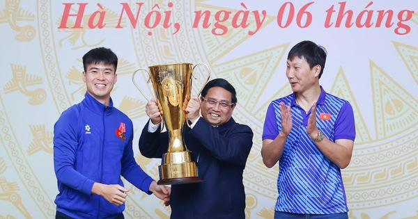 Đội tuyển Pháp ăn mừng chiến thắng tại một giải đấu quốc tế lớn gần đây, thể hiện thành quả từ sự phát triển cầu thủ.