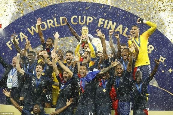 Các cầu thủ đội tuyển Pháp ăn mừng cuồng nhiệt chức vô địch World Cup 2018 sau chiến thắng ấn tượng trước Croatia tại Nga.