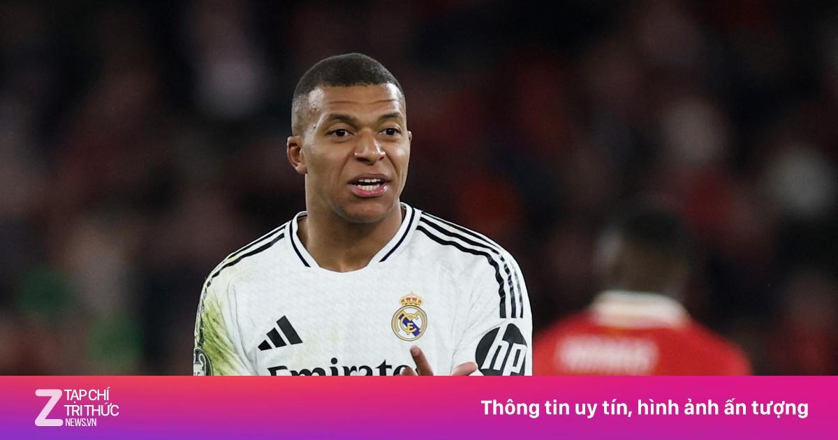 Hình ảnh Eduardo Camavinga thể hiện bản lĩnh tiền vệ trung tâm trong màu áo Real Madrid đội tuyển Pháp