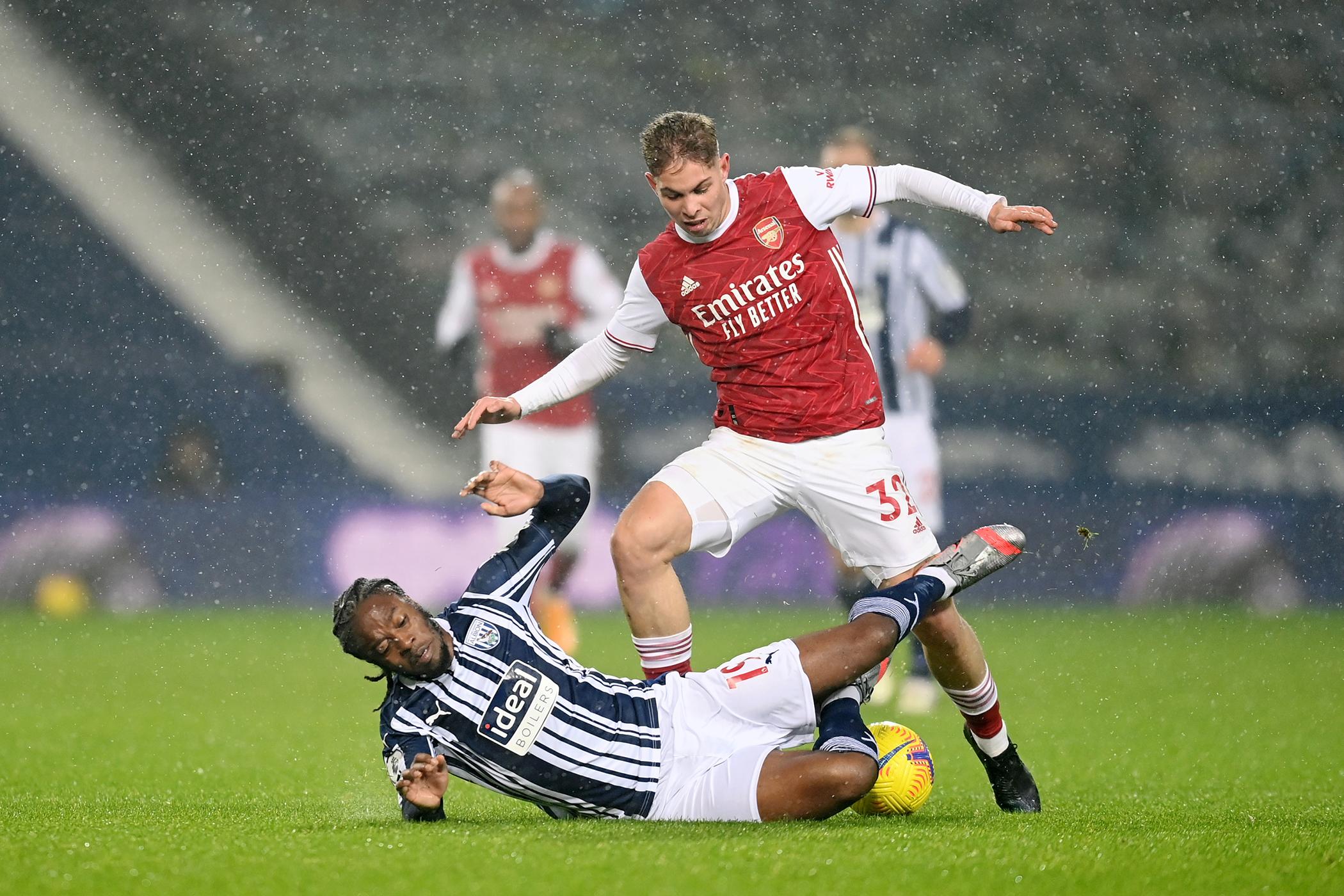 Emile Smith Rowe thực hiện đường chuyền quyết định cho Arsenal tại Premier League 2020-2021