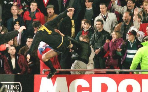Hình ảnh gây sốc về khoảnh khắc đáng nhớ khi Eric Cantona thực hiện cú kung-fu vào CĐV, một sự kiện gây chấn động sự nghiệp.