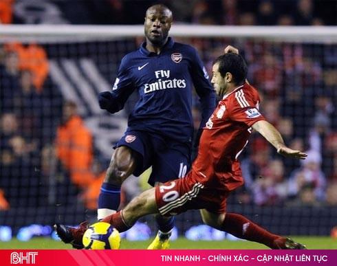 Hình ảnh Fabien Barthez trong màu áo Manchester United, thể hiện tầm ảnh hưởng của thủ môn huyền thoại Pháp tại giải Ngoại hạng Anh.