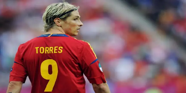 Fernando Torres nâng cao chiếc cúp vô địch danh giá cùng đội tuyển Tây Ban Nha, ghi dấu ấn trong thế hệ vàng bóng đá