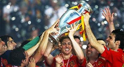 Fernando Torres ăn mừng bàn thắng quyết định vào lưới Đức trong trận chung kết Euro 2008, mang về chiến thắng nổi bật cho Tây Ban Nha.