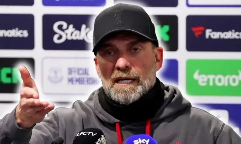Hình ảnh mô tả chiến thuật Gegenpressing cường độ cao của Borussia Dortmund dưới thời Jurgen Klopp tại Bundesliga