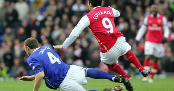 Hình ảnh khoảnh khắc Steven Gerrard trượt chân đáng tiếc trong trận Liverpool vs Chelsea Premier League 2014