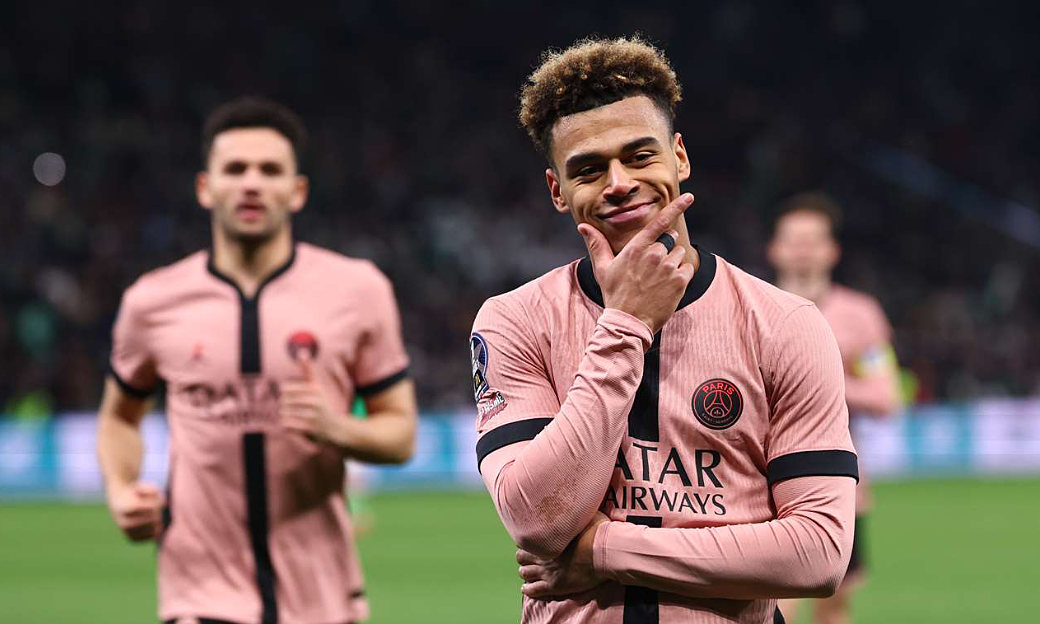 Tiền đạo Goncalo Ramos bật cao đánh đầu ghi bàn thắng thứ ba cho PSG trong trận thắng kịch tính 3-1 trước Lyon tại giải Ligue 1