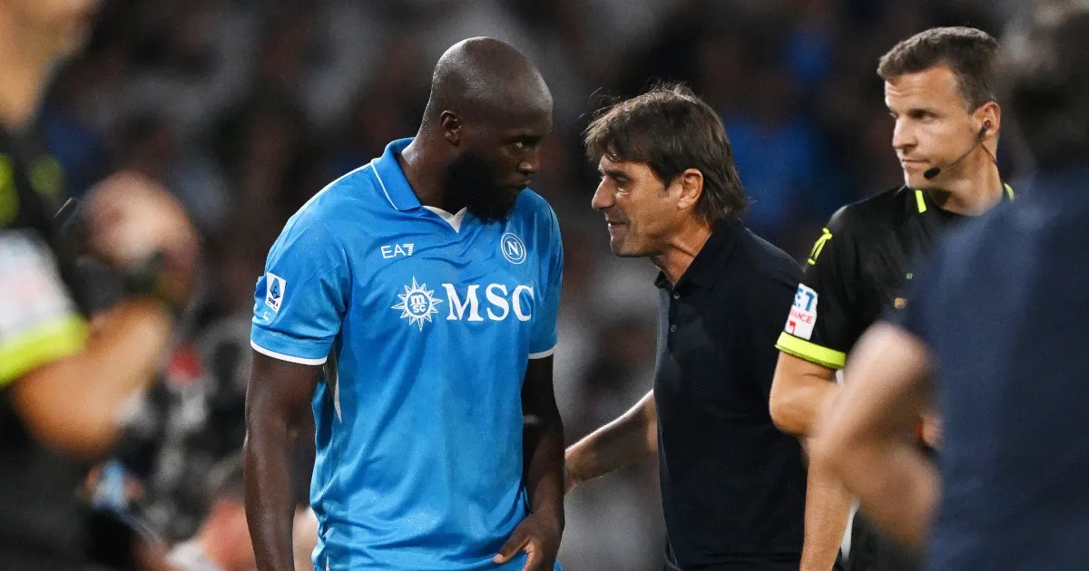 Huấn luyện viên Antonio Conte chỉ đạo các cầu thủ Inter Milan trong trận đấu quyết định tại Serie A mùa giải 2020-2021.
