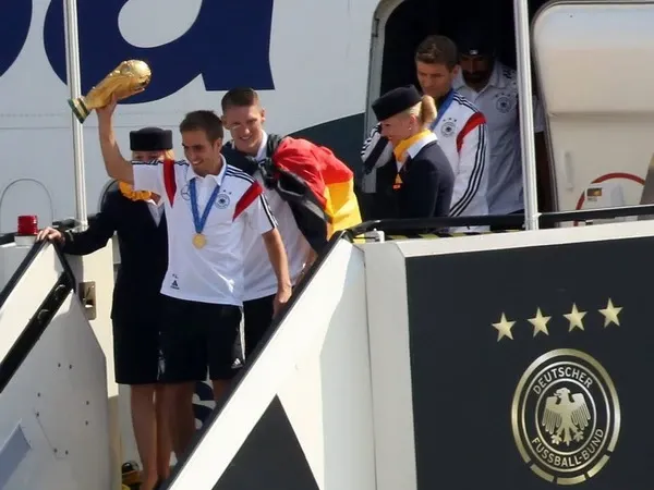 Huấn luyện viên Đức Joachim Löw nâng cao cúp vàng World Cup 2014, minh chứng cho thành công tại giải đấu quốc tế lớn nhất hành tinh.