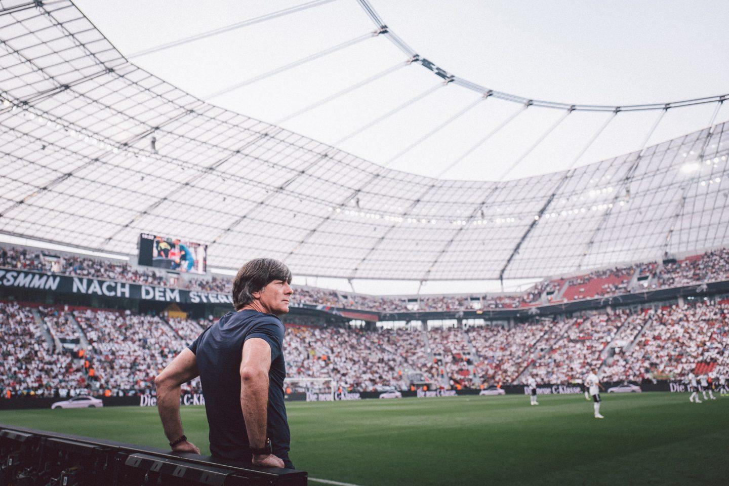 Huấn luyện viên Joachim Löw trên sân tập, thực hiện những thay đổi chiến thuật và nhân sự cho đội tuyển Đức sau thất bại World Cup 2018